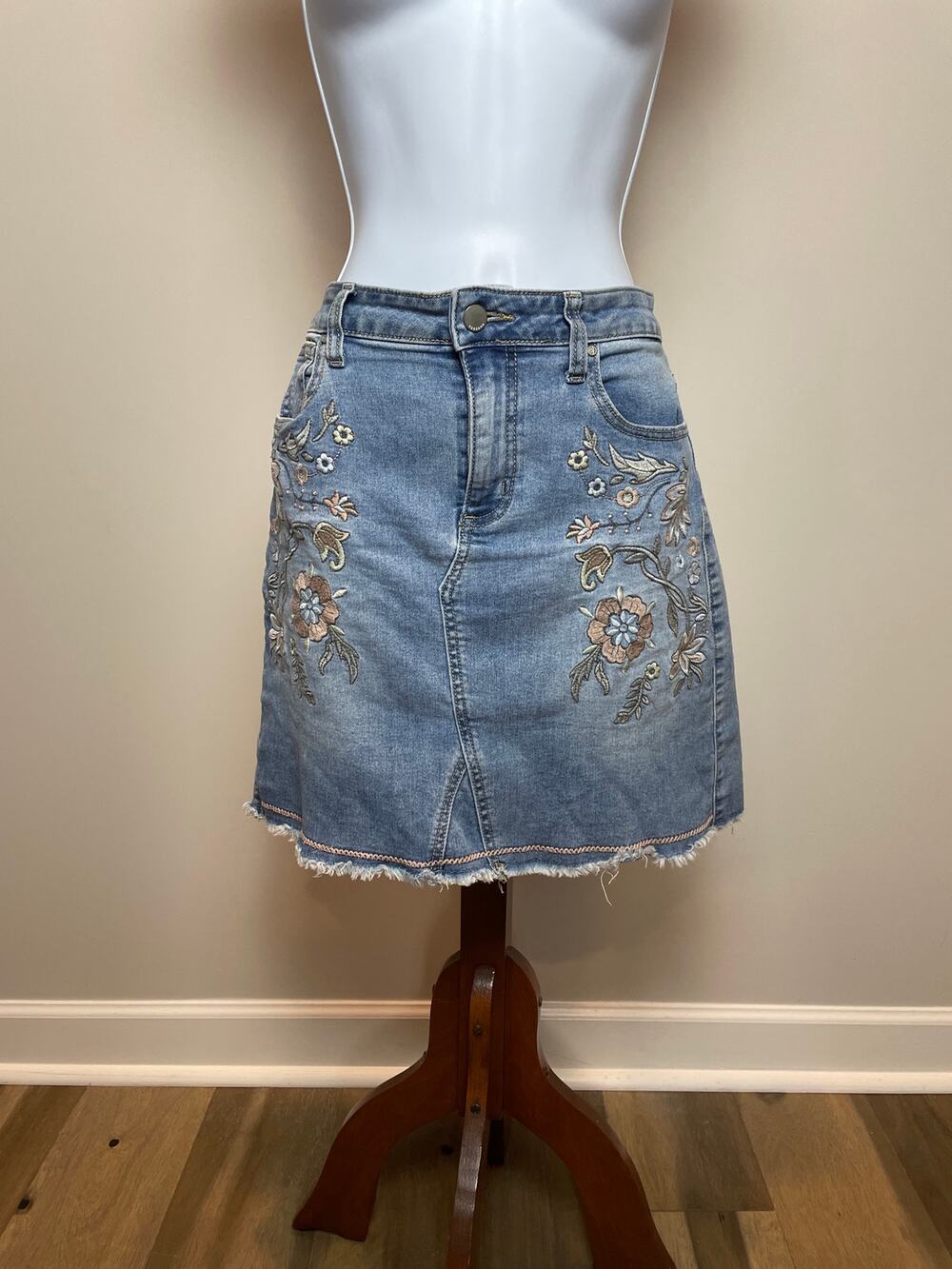 Versona Skirt Size 30 Light Wash Denim Floral Embroidered Mini Cotton